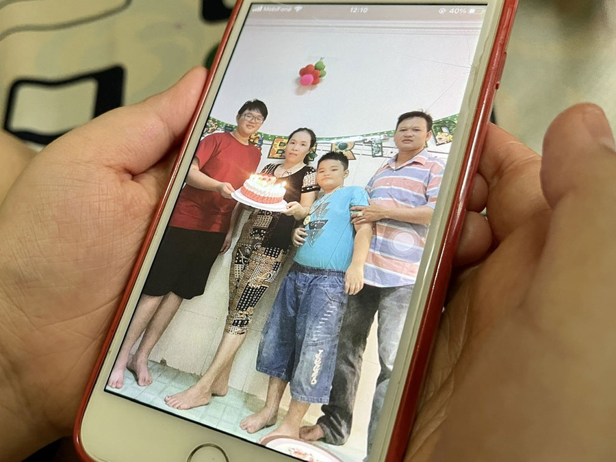  Em Hóa (bìa trái) suy sụp khi nghe tin ba mất vì Covid-19