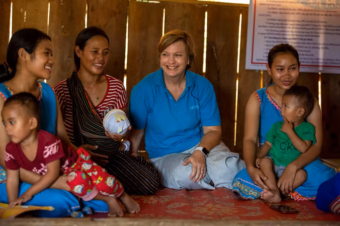 Trưởng đại diện UNICEF tại Việt Nam Rana Flowers trong một chuyến công tác tại khu vực miền núi Việt Nam