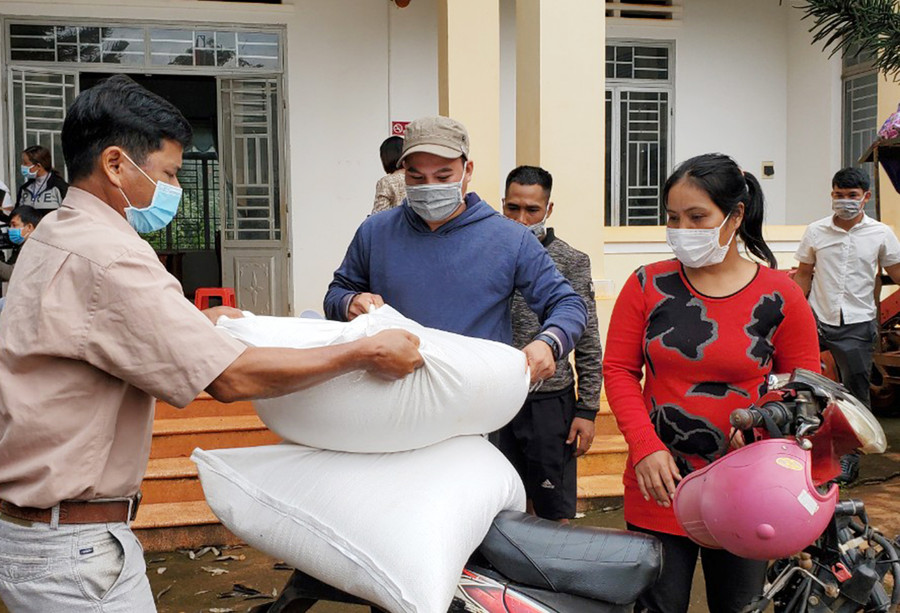 Ủy ban nhân dân xã Glar (huyện Đak Đoa) hỗ trợ phương tiện đưa gạo về nhà cho người dân. Ảnh: Sơn Ca Ủy ban nhân dân xã Glar (huyện Đak Đoa) hỗ trợ phương tiện đưa gạo về nhà cho người dân. Ảnh: Sơn Ca