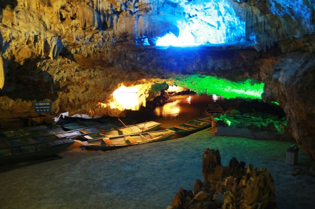 Để khám phá động Thiên Hà, du khách có thể ngồi trên thuyền chiêm ngưỡng vẻ đẹp bí ẩn nơi đây. Ảnh: T B
