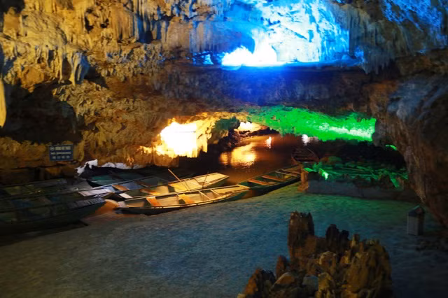 Để khám phá động Thiên Hà, du khách có thể ngồi trên thuyền chiêm ngưỡng vẻ đẹp bí ẩn nơi đây. Ảnh: T B