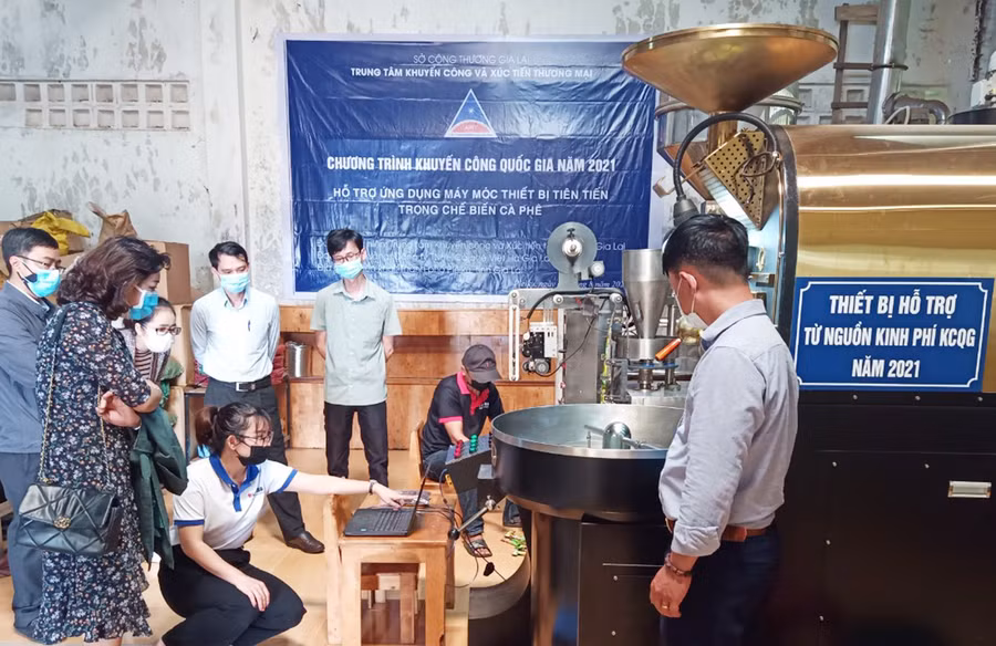  Nghiệm thu Đề án “Hỗ trợ ứng dụng máy móc thiết bị tiên tiến trong chế biến cà phê” cho Công ty TNHH cà phê Việt Hà Gia Lai. Ảnh: Vũ Thảo