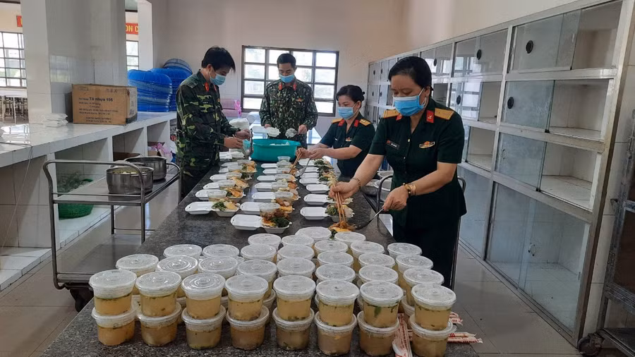  Tổ nấu ăn trong khu cách ly của Trung tâm huấn luyện và bồi dưỡng kiến thức quốc phòng an ninh thuộc Trung đoàn bộ binh 739. Ảnh: Đỗ Mỹ Dung