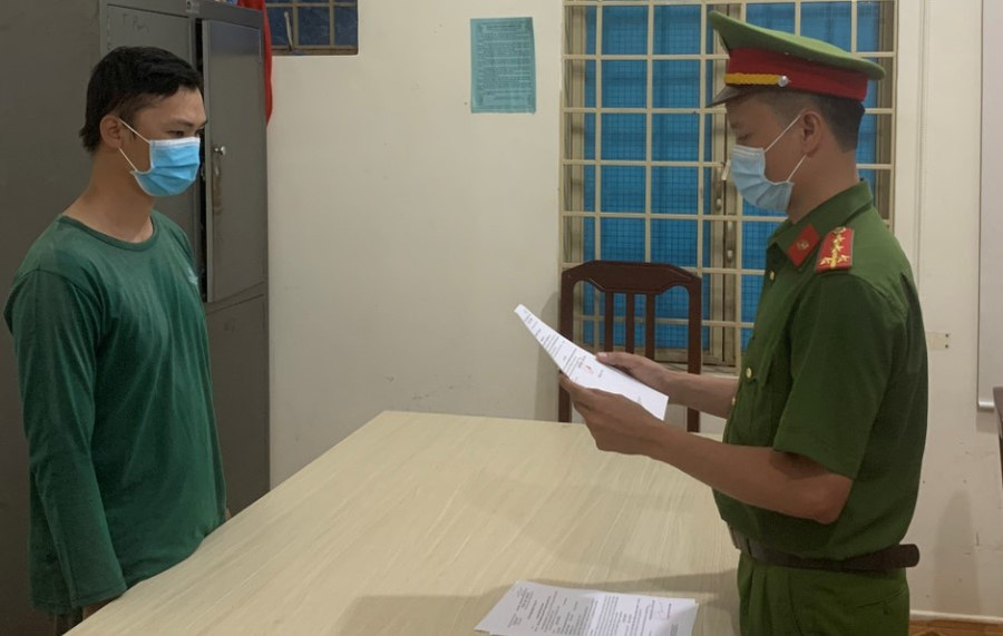 Công an H.Đức Trọng đọc lệnh khởi tố bị can đối với tài xế Bùi Văn Dũng vì làm lây lan dịch bệnh Covid-19. Ảnh: Lâm Viên