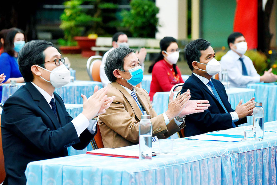 Các đồng chí lãnh đạo tỉnh tham dự Chương trình truyền hình trực tiếp lễ khai giảng năm học 2021-2022 tại Trường THPT chuyên Hùng Vương. Ảnh: Đức Thụy Ảnh Đức Thụy