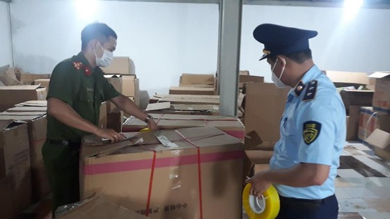 Lực lượng chức năng tạm niêm phong các thùng đồ chơi Lực lượng chức năng tạm niêm phong các thùng đồ chơi