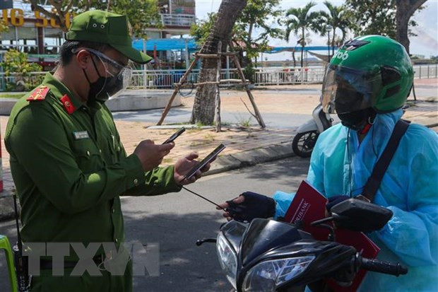 Đà Nẵng kết hợp dữ liệu tiêm chủng vào mã QR khai báo y tế kiểm soát người dân tại các điểm đến đông người. (Ảnh minh họa: Trần Lê Lâm/TTXVN) Đà Nẵng kết hợp dữ liệu tiêm chủng vào mã QR khai báo y tế kiểm soát người dân tại các điểm đến đông người. (Ảnh minh họa: Trần Lê Lâm/TTXVN)