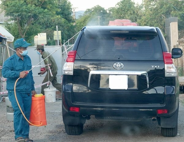 Lực lượng làm nhiệm vụ tại chốt kiểm tra y tế tại xã Cát Tường phun khử khuẩn phương tiện ra, vào địa phương Lực lượng làm nhiệm vụ tại chốt kiểm tra y tế tại xã Cát Tường phun khử khuẩn phương tiện ra, vào địa phương