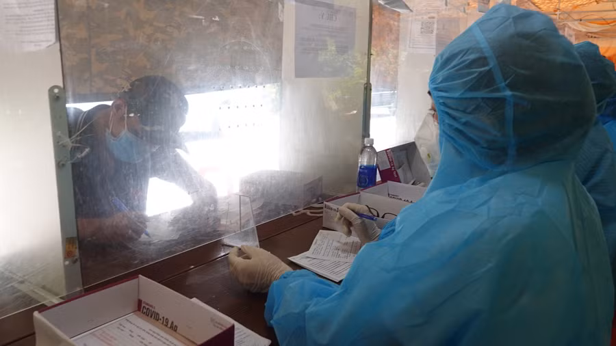 Khai báo y tế tại chốt kiểm dịch y tế QL1D. Ảnh: HOÀNG TRỌNG