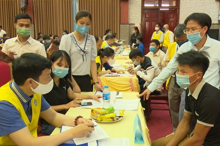 Đoàn khảo sát “CLB Tình người” rầm rộ tổ chức phỏng vấn các hộ nghèo để xét hỗ trợ làm nhà trên địa bàn huyện Lâm Bình (tỉnh Tuyên Quang). Nguồn: L.B  Đoàn khảo sát “CLB Tình người” rầm rộ tổ chức phỏng vấn các hộ nghèo để xét hỗ trợ làm nhà trên địa bàn huyện Lâm Bình (tỉnh Tuyên Quang). Nguồn: L.B