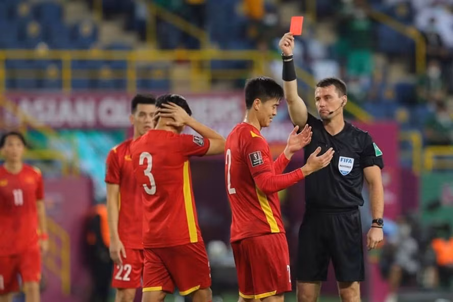 Duy Mạnh nhận thẻ đỏ khiến đội tuyển Việt Nam phải chơi thiếu người và liên tiếp nhận bàn thua.