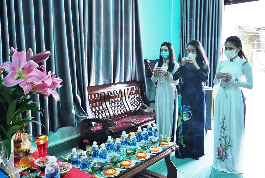 Các nghệ sĩ Gia Lai dâng nén hương bày tỏ lòng thành kính, tri ân tổ nghiệp. Ảnh: Hoàng Ngọc Các nghệ sĩ tri ân Tổ nghề sân khấu. Ảnh: Hoàng Ngọc