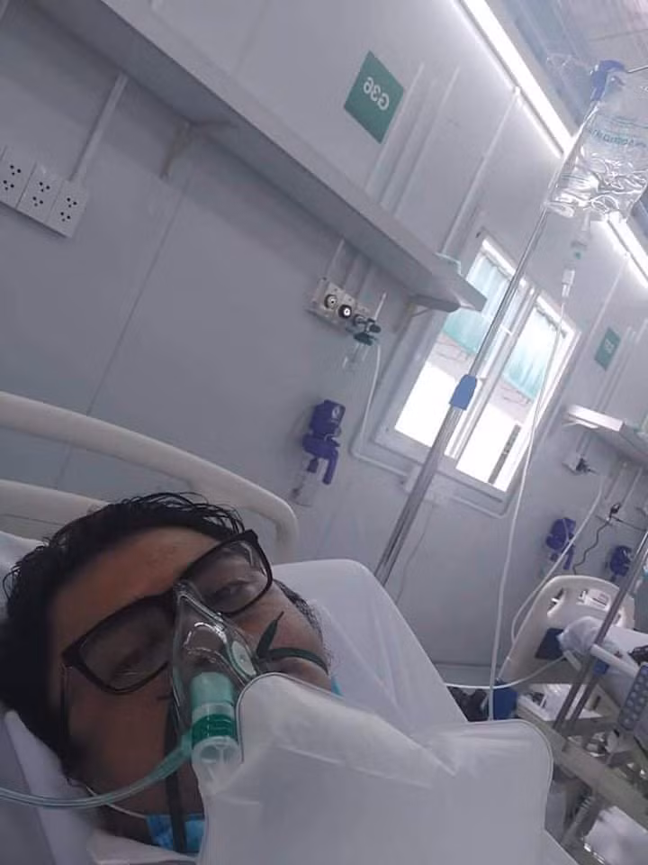 Ca sĩ Y Jang Tuyn đang trên giường bệnh điều trị Covid - 19. Ảnh: T.L