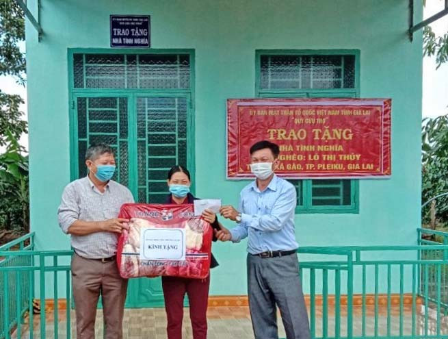 Bàn giao “Nhà tình nghĩa” cho gia đình chị Lò Thị Thủy (thôn 6, xã Gào, TP. Pleiku). Ảnh: Lê Đại