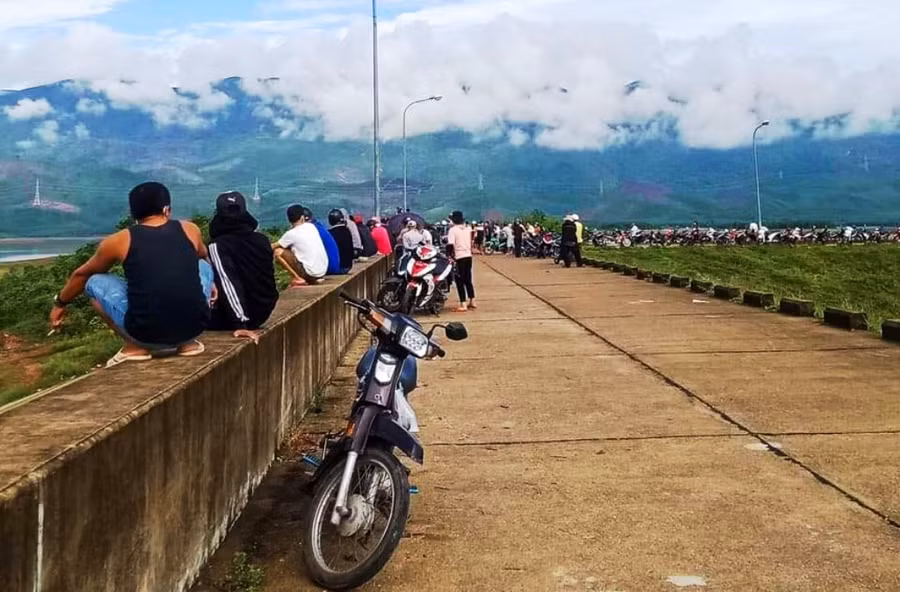 Người dân tập trung theo dõi sự việc. Ảnh: B.B Người dân tập trung theo dõi sự việc. Ảnh: B.B