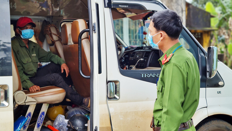  Công an TP. Pleiku Kiểm tra phương tiện vi phạm. Ảnh: Bá Bính