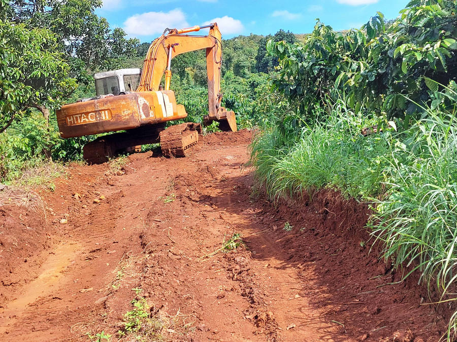 Phương tiện mở đường vào mỏ khai thác. Ảnh: Thiên Thanh
