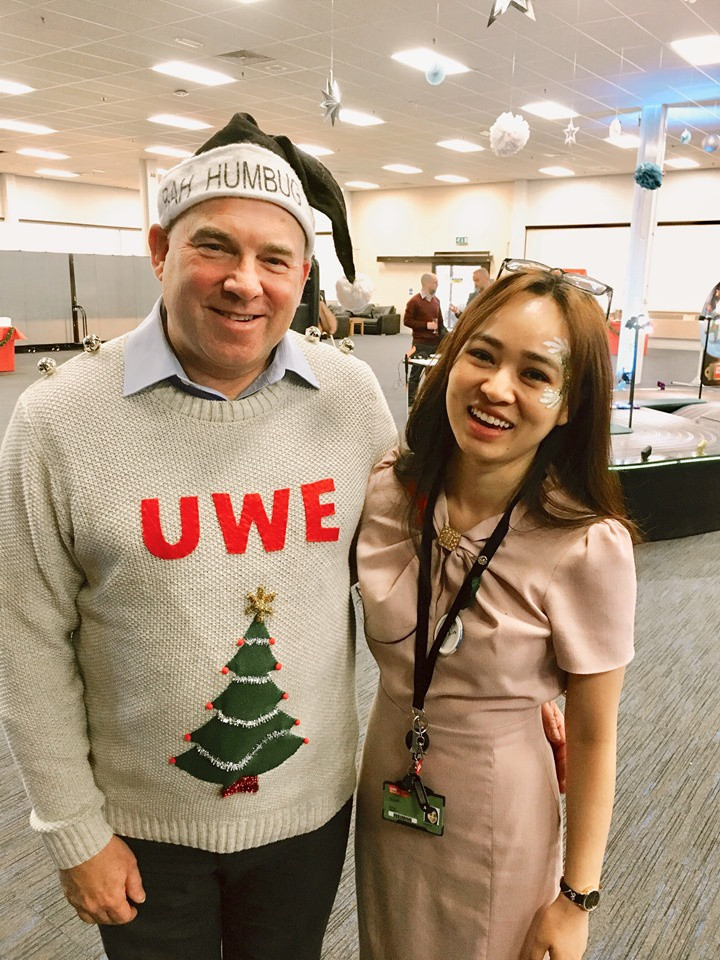 Giang và Hiệu trưởng ĐH Tây Nam - Ảnh: NVCC