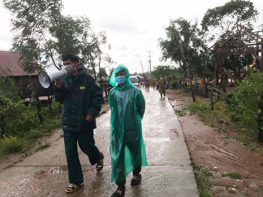 Ban Chỉ huy phòng-chống thiên tai và tìm kiếm cứu nạn xã Chư Krêy (huyện Kông Chro) tuyên truyền người dân không ra ngoài để tránh bão. Ảnh: Lê Nam Ban Chỉ huy PCTT và TKCN xã Chư Krêy, huyện Kông Chro tuyên truyền người dân không ra ngoài để tránh bão. Ảnh: Lê Nam