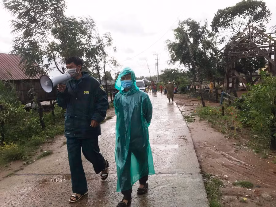 Ban Chỉ huy PCTT và TKCN xã Chư Krêy, huyện Kông Chro tuyên truyền người dân không ra ngoài để tránh bão. Ảnh: Lê Nam