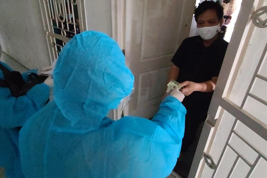 Đà Nẵng gõ cửa từng nhà hỗ trợ tiền cho dân vùng phong toả. Ảnh: Tường Minh