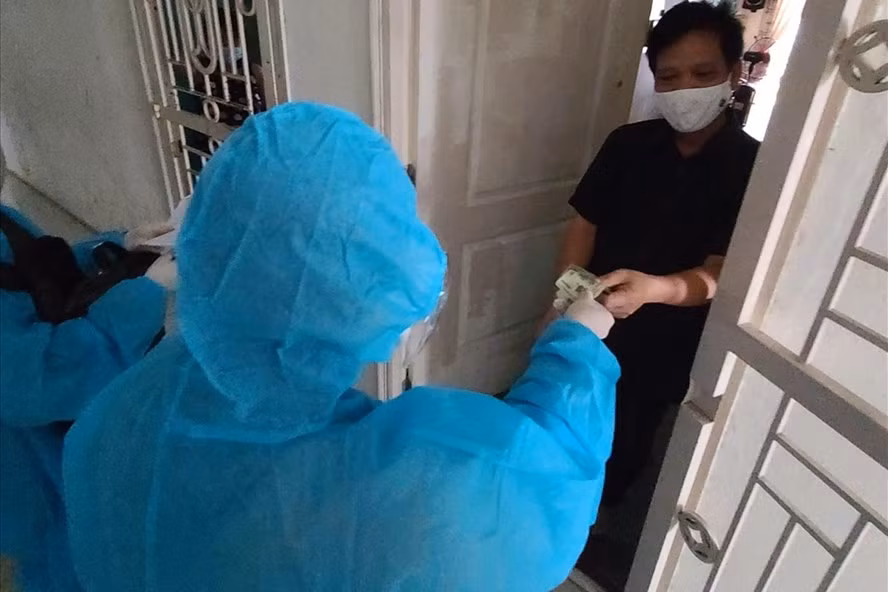 Đà Nẵng gõ cửa từng nhà hỗ trợ tiền cho dân vùng phong toả. Ảnh: Tường Minh