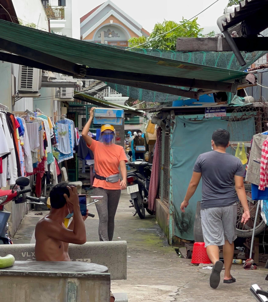 Ngoài sự dấn thân, lăn xả, Hoa hậu H'Hen Niê còn được yêu mến bởi cách ăn mặc giản dị, không son phấn. Cô cho biết trong 3 tháng làm thiện nguyện, bản thân gặp nhiều vấn đề như nổi mụn, sạm dạ, thậm chí có nguy cơ nhiễm Covid-19. Ảnh: FBNV
