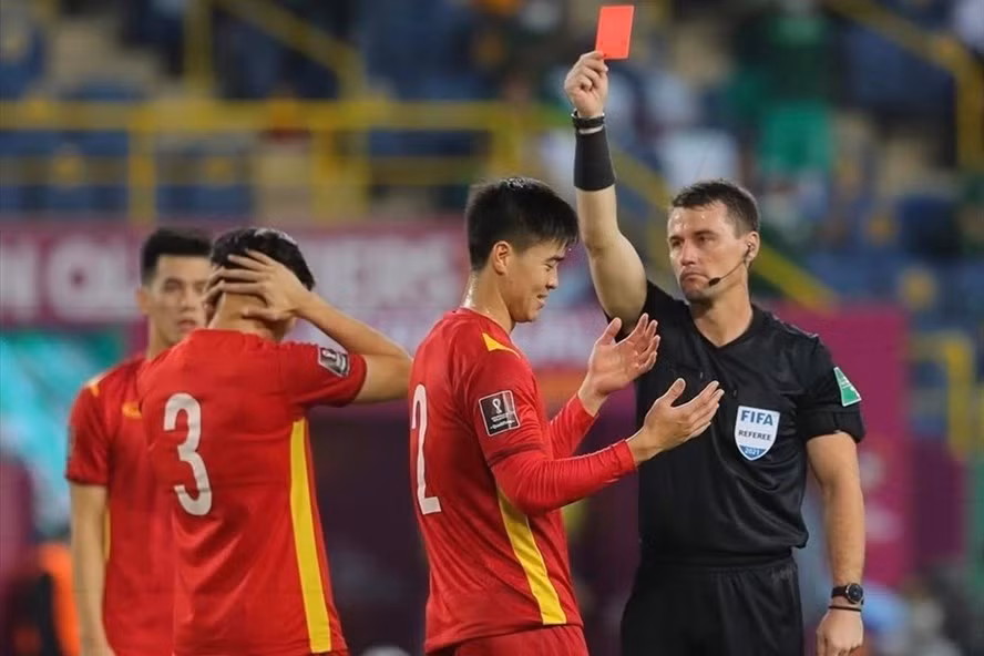 Trọng tài đã có những quyết định bất lợi cho đội tuyển Việt Nam. Ảnh: AFC