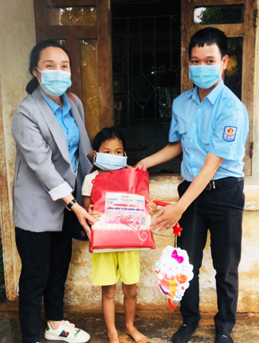 Câu lạc bộ Giáo viên làm Tổng phụ trách Đội TP. Pleiku tặng quà Trung thu cho thiếu nhi xã Tân Sơn (TP. Pleiku). Ảnh: Thủy Bình