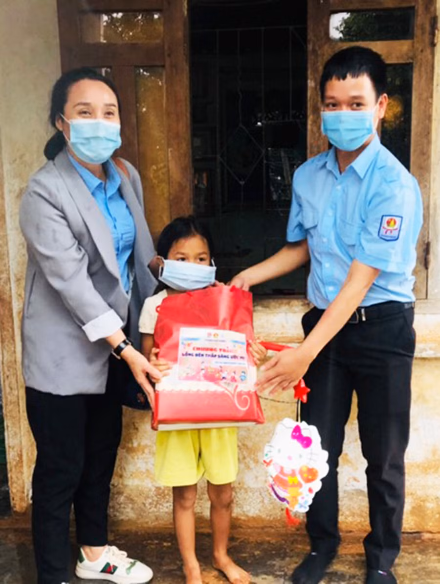 Câu lạc bộ Giáo viên làm Tổng phụ trách Đội TP. Pleiku tặng quà Trung thu cho thiếu nhi xã Tân Sơn (TP. Pleiku). Ảnh: Thủy Bình