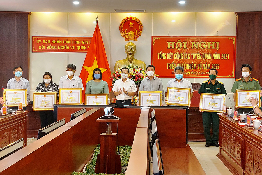 Phó Chủ tịch Thường trực UBND tỉnh Đỗ Tiến Đông trao bằng khen cho các tập thể có thành tích xuất sắc trong công tác tuyển quân giai đoạn 2015-2021. Ảnh: Vĩnh Hoàng Tặng bằng khen cho các tập thể có thành tích xuất sắc trong công tác tuyển quân giai đoạn 2015-2021. Ảnh: Vĩnh Hoàng