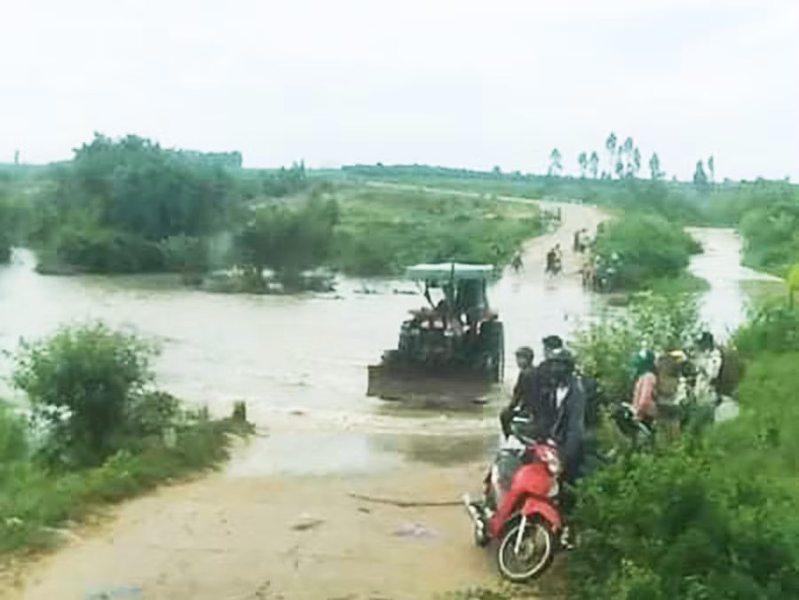  Nước lũ từ thượng nguồn đổ về đã khiến một đoạn đường tại xã Pờ Tó bị ngập sâu trong nước. Ảnh: Đinh Tùng