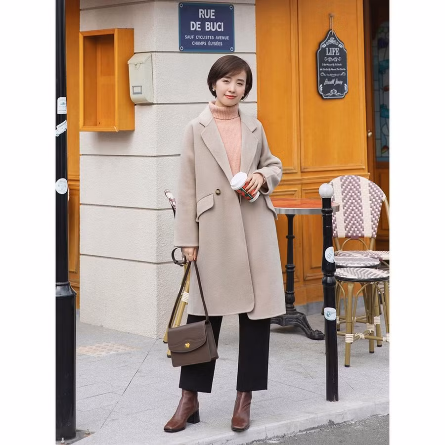 Set đồ không chỉ tạo cảm giác ấm áp mà còn mang đến nét nữ tính, thanh lịch.