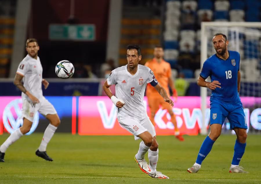 Tiền vệ Sergio Busquets thi đấu xuất sắc góp công giúp tuyển Tây Ban Nha đánh bại Kosovo 2-0. Ảnh: AFP