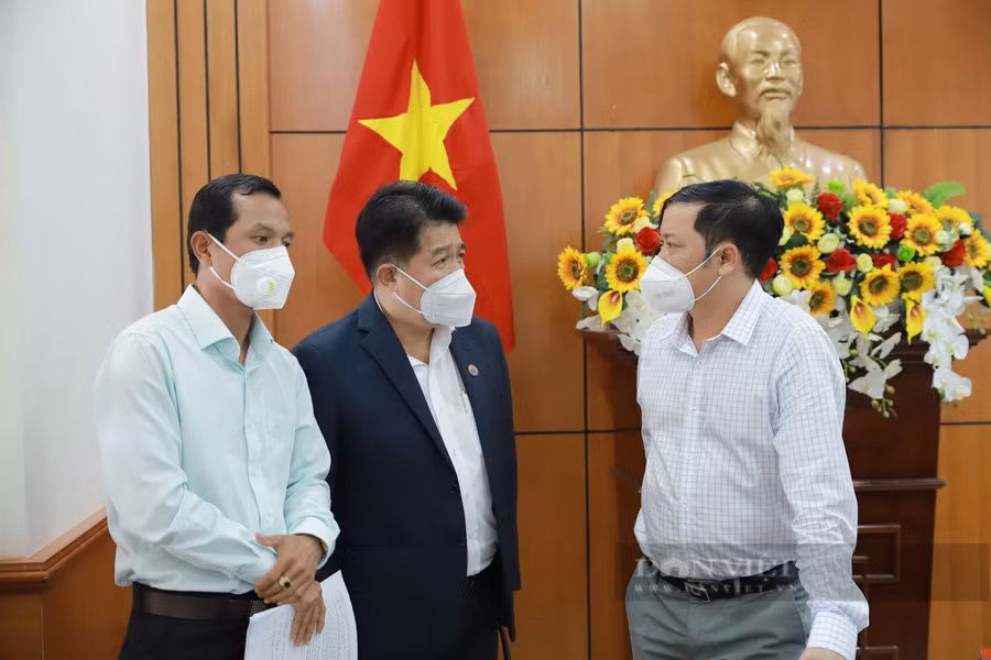 Ông Lê Trọng Yên - Phó Chủ tịch UBND tỉnh Đắk Nông trao đổi với các doanh nghiệp tại buổi làm việc. Ảnh: DHN