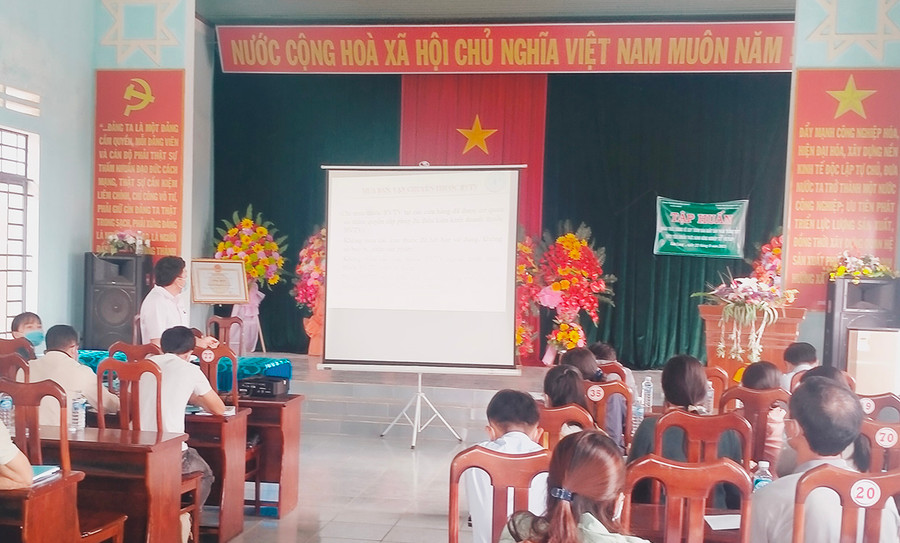 Tập huấn về quy trình sản xuất theo hướng VietGAP cho người dân xã Sơn Lang (huyện Kbang). Ảnh: Hồng Hạnh Tập huấn về quy trình sản xuất theo hướng VietGAP cho người dân xã Sơn Lang, huyện Kbang. Ảnh: Hồng Hạnh