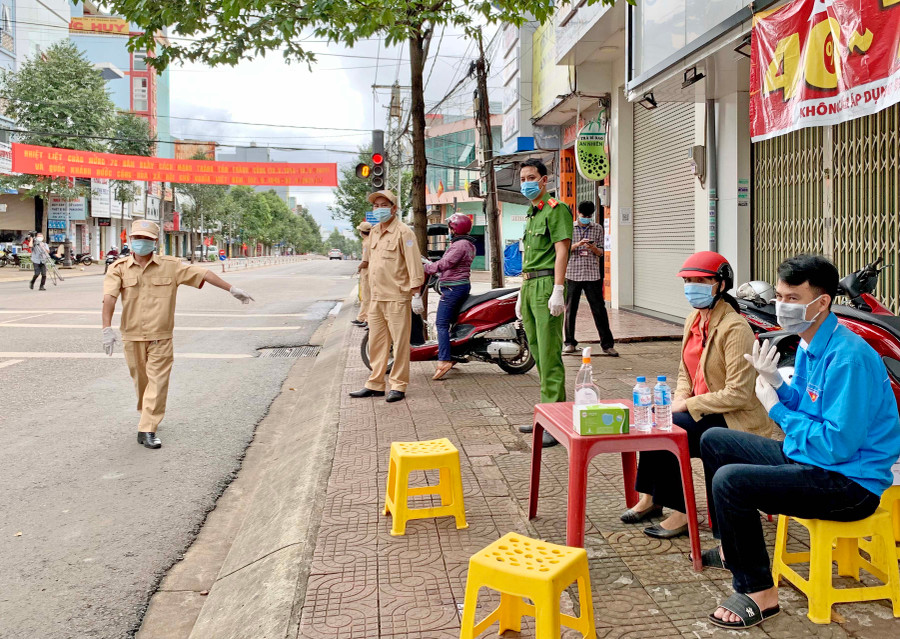 Lực lượng chức năng phường Hội Thương, TP. Pleiku kiểm tra phòng-chống dịch sáng ngày 4-9. Ảnh: Như Nguyện
