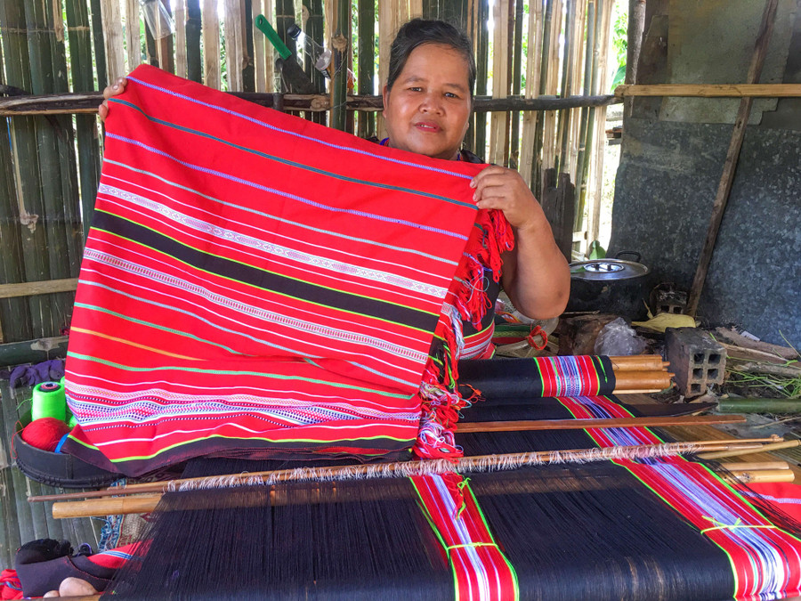  Những tấm thổ cẩm do nghệ nhân Y Ấp làm ra có hoa văn đẹp và độc đáo. Ảnh: H.T