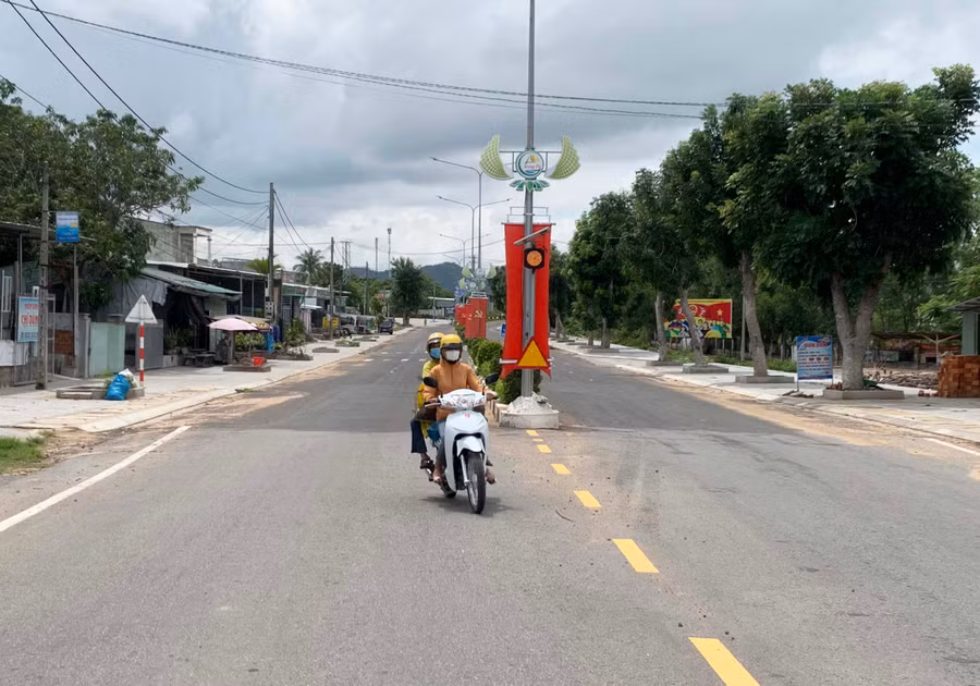 Đường xá thị trấn Phú Túc khá vắng vẻ những ngày nghỉ lễ do đang thực hiện giãn cách. Ảnh: Vũ Chi