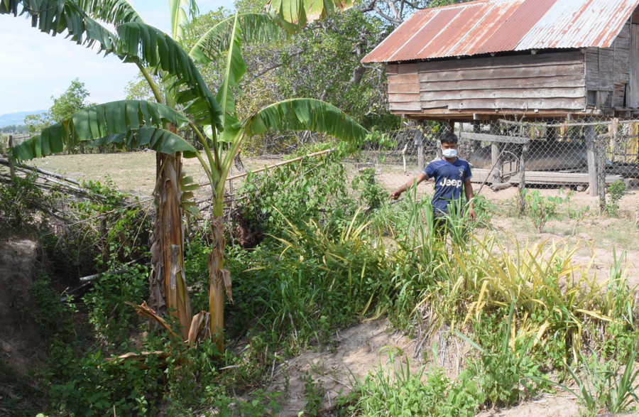 Anh Rah Lan Ước (buôn H'Lang, xã Chư Rcăm, huyện Krông Pa) cho biết, mỗi năm dòng sông lại lấn thêm vào hơn 1 m khiến gia đình anh luôn sống trong cảnh thấp thỏm, lo âu. Ảnh: Minh Triều Anh Rah Lan Ước (buôn H'Lang) cho biết, mỗi năm dòng sông lại lấn thêm vào hơn 1 m khiến gia đình anh luôn sống trong cảnh thấp thỏm, lo âu. Ảnh: Minh Triều