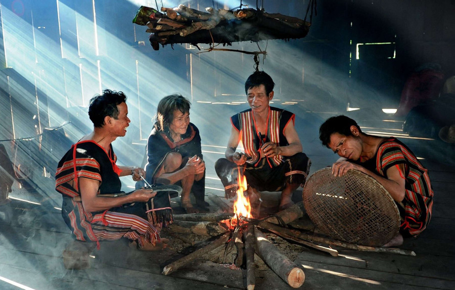 Bên bếp lửa. Ảnh: Hồng Trúc Bên bếp lửa. Ảnh: Hồng Trúc