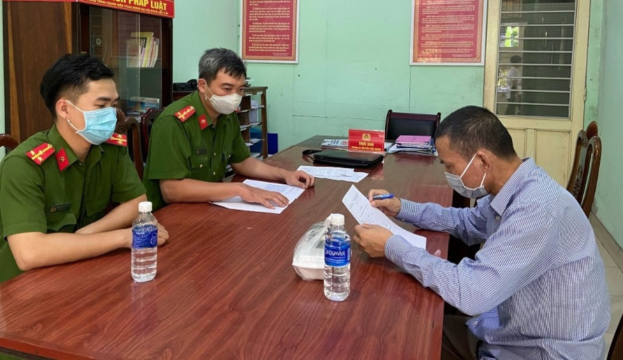 Sơn bị tạm giữ, bàn giao Công an H.Diễn Châu. Ảnh: Nguyễn Tú