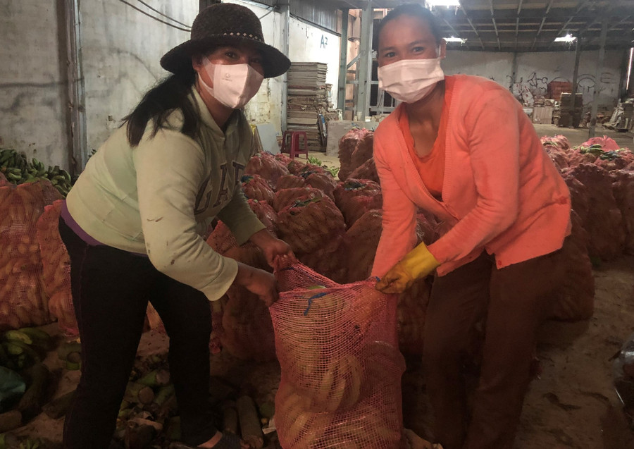 Chị Hyom tham gia phân loại, đóng hàng vào từng bao. Ảnh: Anh Huy