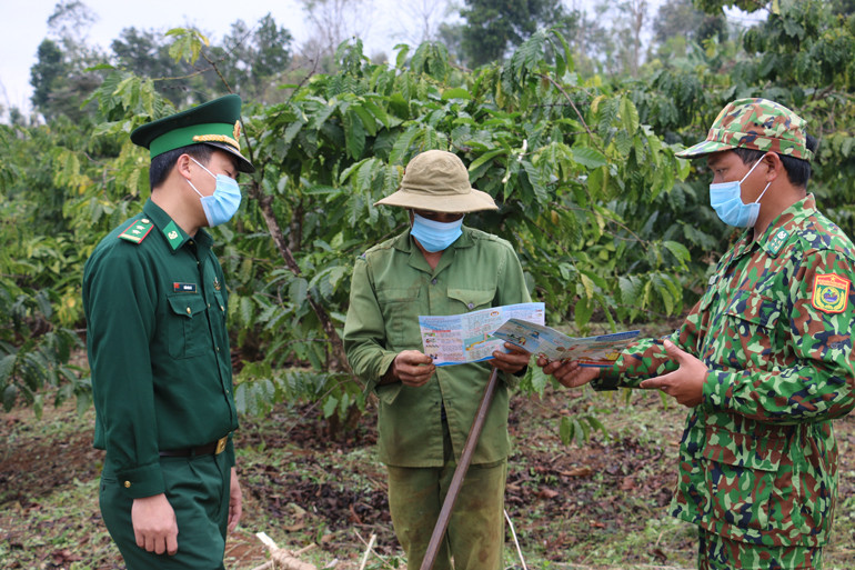 Cán bộ - chiến sĩ Biên phòng Đắc Nông về buôn làng tuyên truyền người dân chống dịch Covid-19