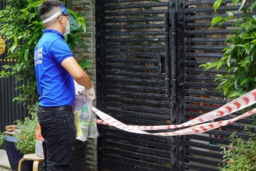 Cung cấp thuốc cho F0 chăm sóc, điều trị tại nhà. Ảnh: HCDC