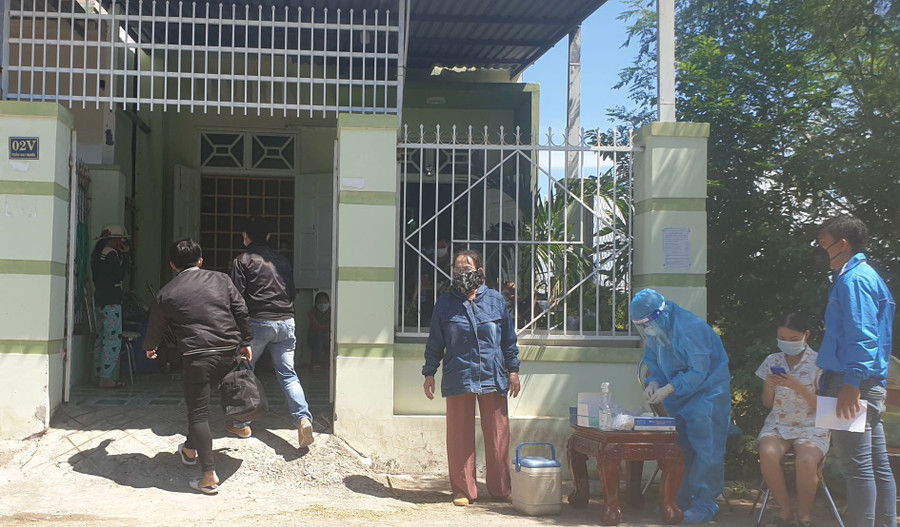 Ngành y tế tổ chức test nhanh Covid-19 cho những người có trách nhiệm ra vào ngôi nhà nạn nhân. Ảnh: Thiện Nhân Ngành y tế tổ chức test nhanh Covid-19 cho những người có trách nhiệm ra vào ngôi nhà nạn nhân. Ảnh: Thiện Nhân