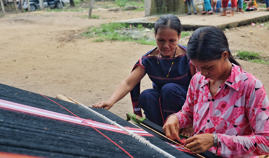 Nghệ nhân Đinh Thị H'Rin (thị trấn Kông Chro, huyện Kông Chro) truyền dạy nghề cho các phụ nữ ở các làng Bahnar. Ảnh: Minh Châu