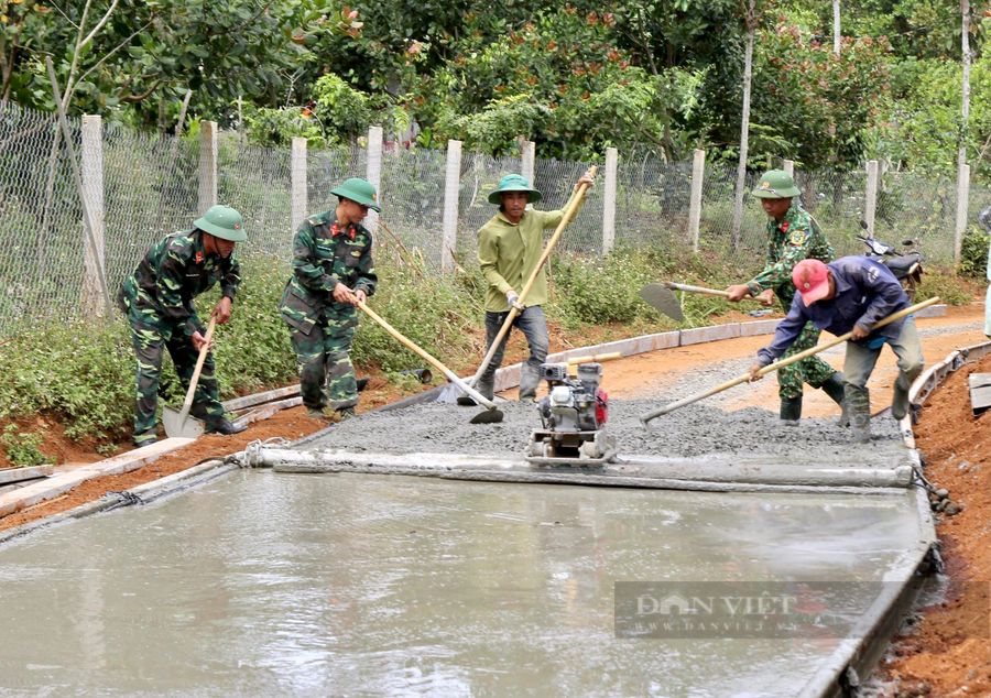 Trung Đoàn 720 giúp người dân trên địa bàn huyện Tuy Đức làm đường bê tông. Ảnh: Trang Hồ Trung Đoàn 720 giúp người dân trên địa bàn huyện Tuy Đức làm đường bê tông. Ảnh: Trang Hồ