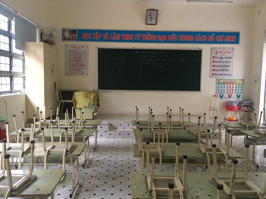 Thầy cô giáo chuẩn bị bàn ghế, phòng lớp cho năm học mới 2021-2022. Ảnh T.T Thầy cô giáo chuẩn bị bàn ghế, phòng lớp cho năm học mới 2021-2022. Ảnh T.T