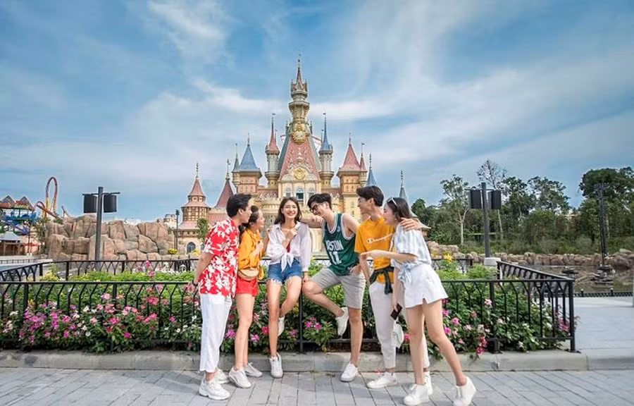 Giới trẻ trải nghiệm Phú Quốc. Ảnh: CTV/Vietnam+